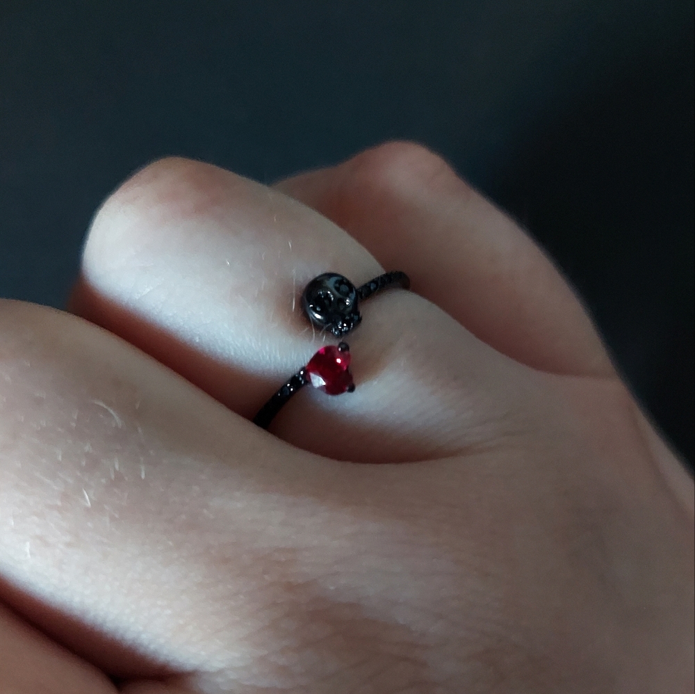🆕️ Black Skull and Ruby Heart Ring